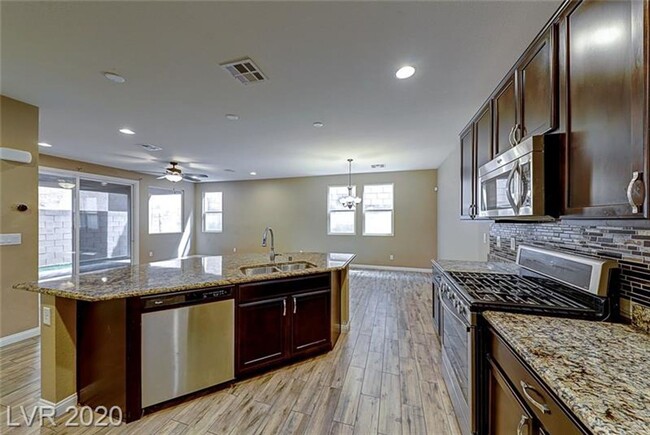 Building Photo - Northwest 4 bedroom!