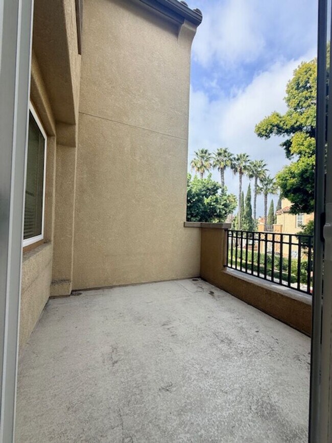 Building Photo - Lovely Otay Ranch townhome