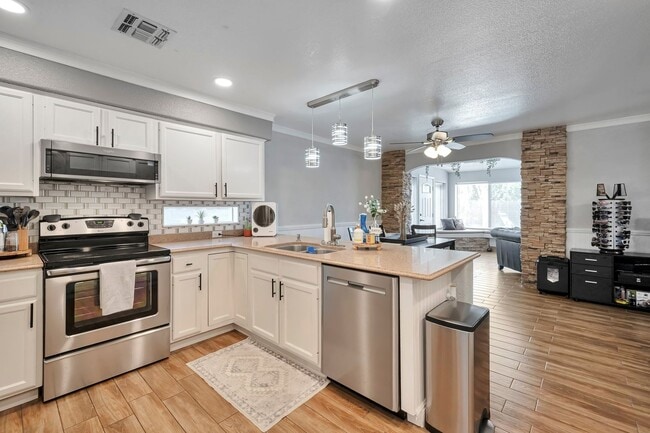 Building Photo - Your Spacious DREAM Home in The Heart of Gilbert!