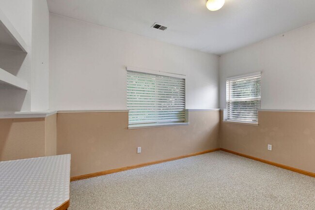 Building Photo - 4 Bedroom Townhome near campus