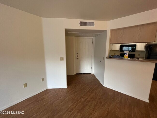 Building Photo - 5751 N Kolb Rd