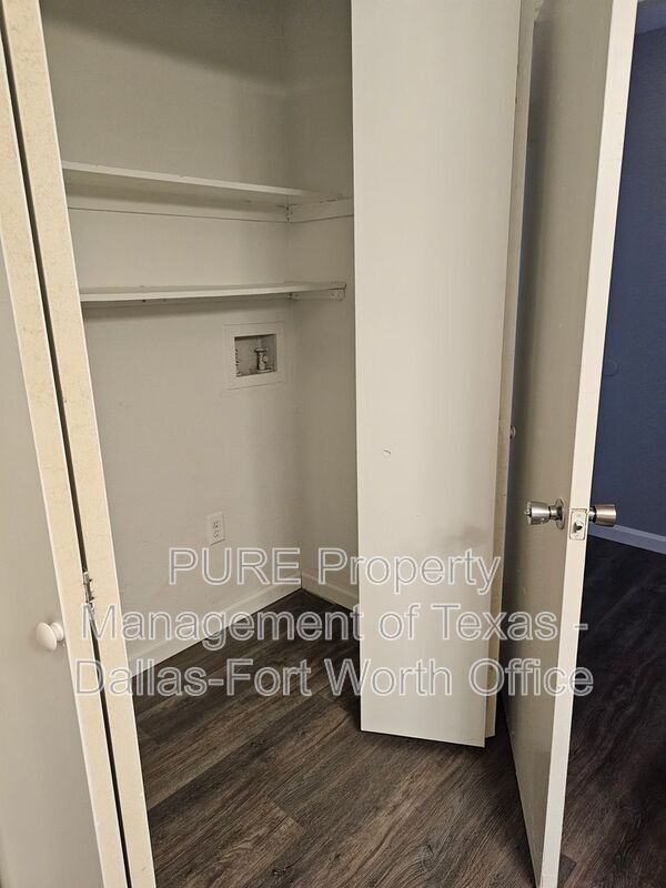 Building Photo - 806 Castleglen Dr