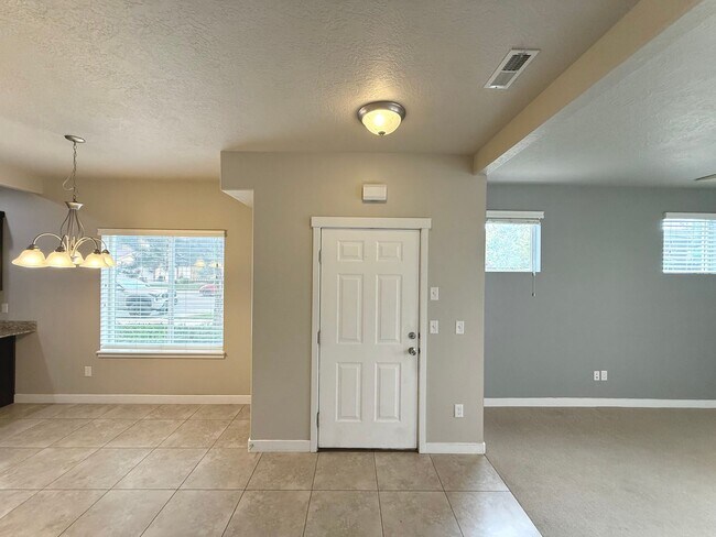 Building Photo - AVAILABLE JULY 1ST | 3 BED | 2.5 BATH | $2,295/MO