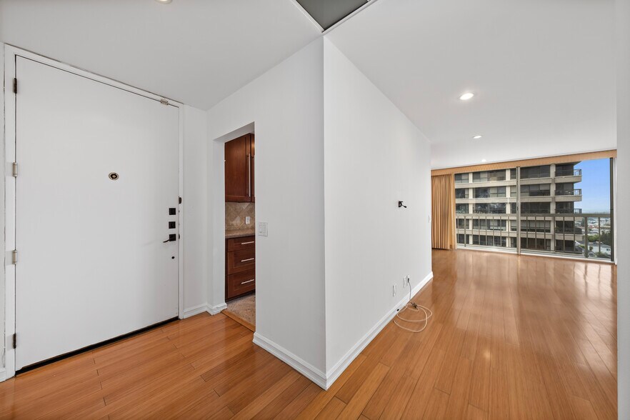 Building Photo - 10751 Wilshire Blvd