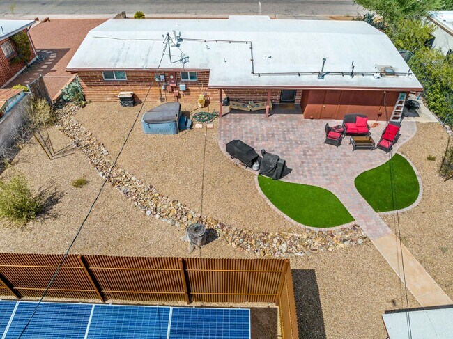 Building Photo - Spacious 4-Bedroom Home Near UA & Banner Health!