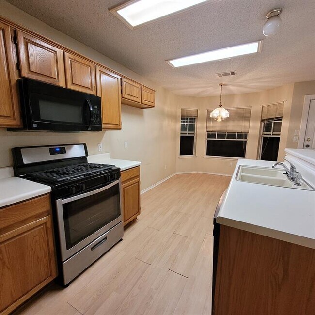 Building Photo - 1204 Cedar Oaks Dr