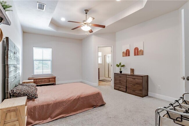 Building Photo - 10770 Hunters Cir W