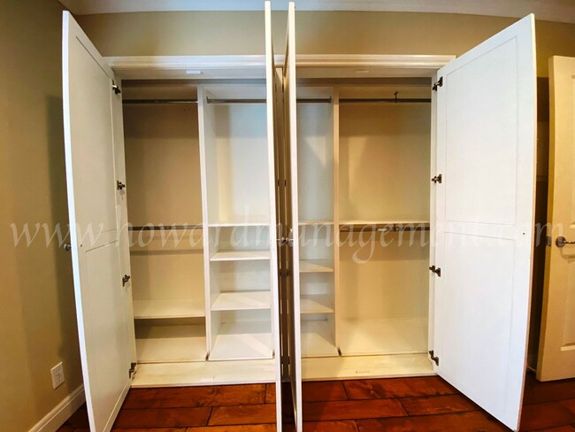Building Photo - Professionally designed condo! Large kitch...