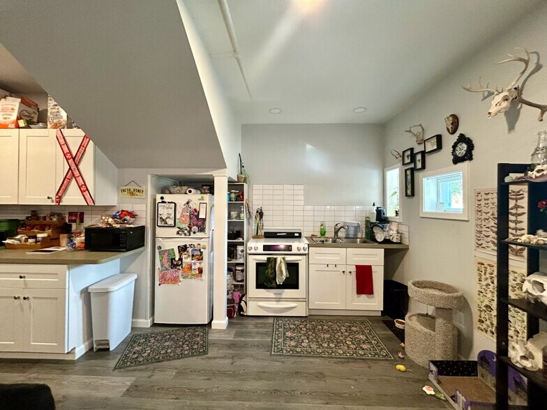 Kitchen - 404 Jagoe St