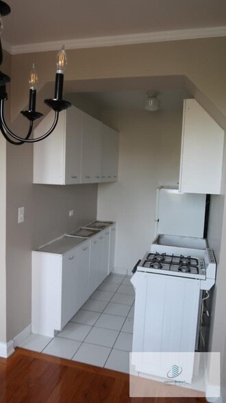 Building Photo - 1209 W Sherwin Ave