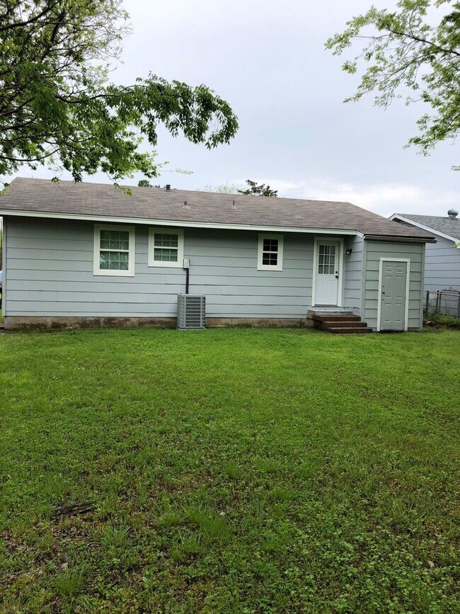 Building Photo - 3313 Maple Ave