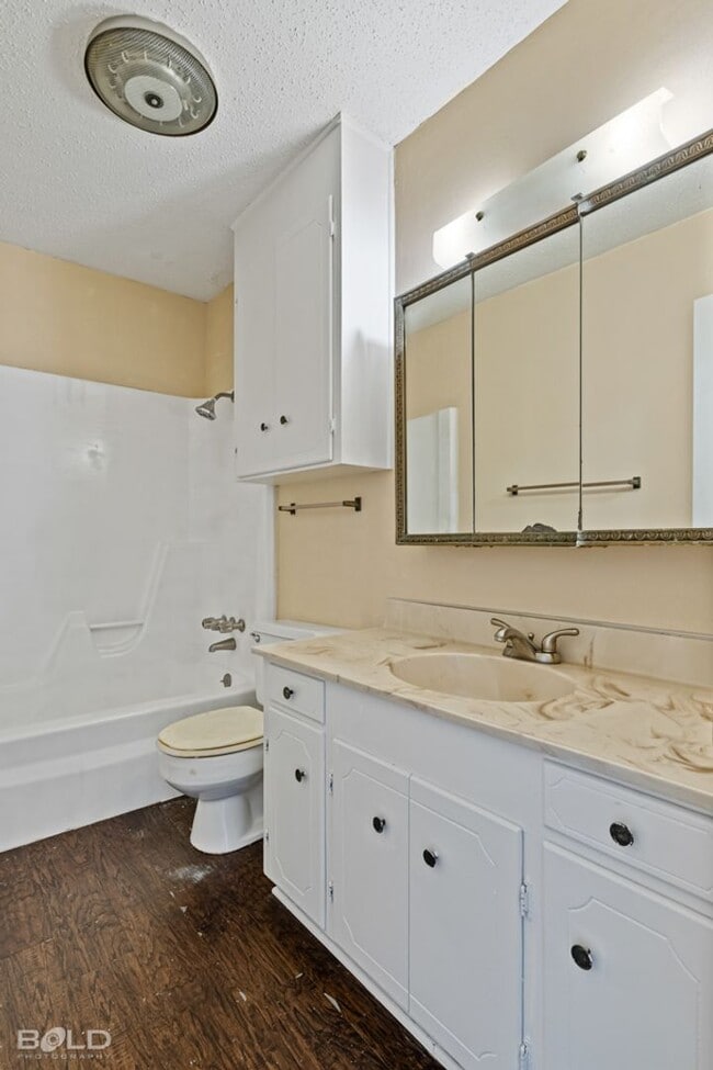 Building Photo - 1502 Suburbia Dr