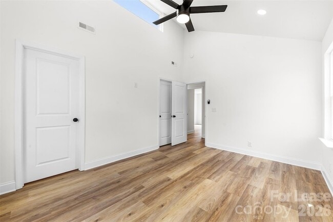 Building Photo - 2043 Green Oak Dr