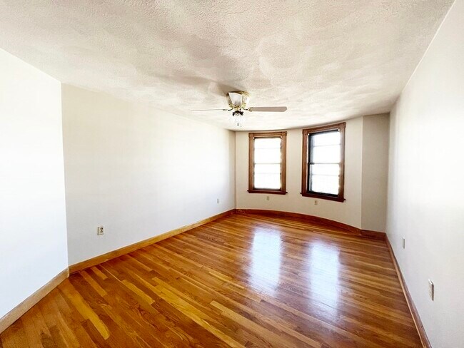 Building Photo - 196 Falcon St