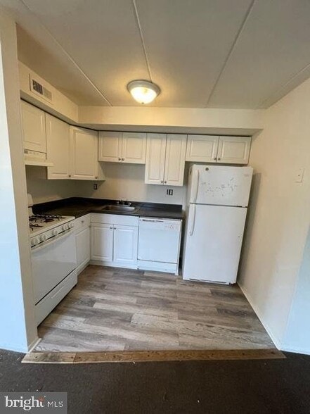 Building Photo - 7758 Rockwell Ave