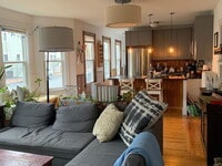 Building Photo - "Charming 3-Bed, 2-Bath Gem in Portland's Heart – Spacious 1350 Sq Ft Living!"