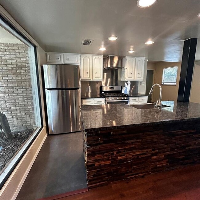Building Photo - 3901 Knollwood Dr