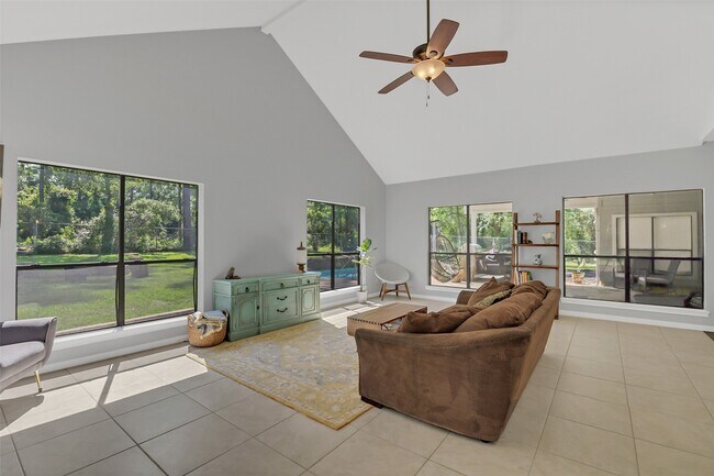 Building Photo - 44 Lake Forest Cir