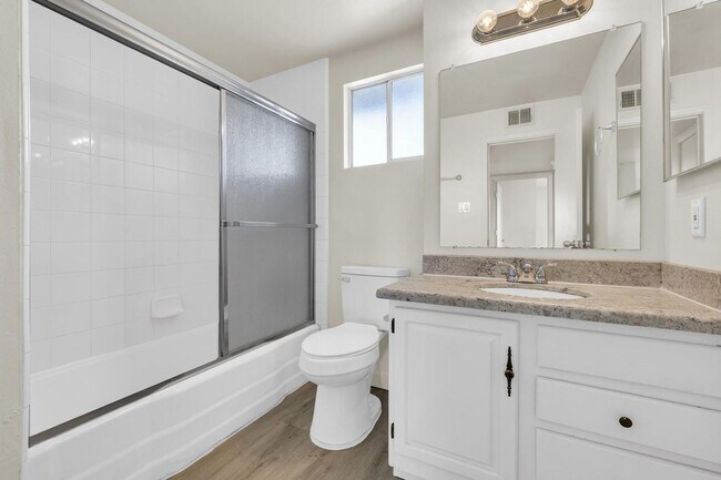 Building Photo - 6 Bedroom! 4 1/2 BATHS!  ASU! Diving Pool! Less than 1 mile to campus