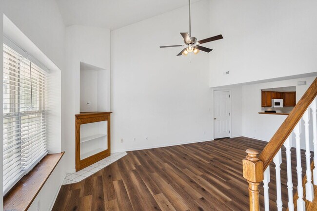 Building Photo - 1725 Louise Cir