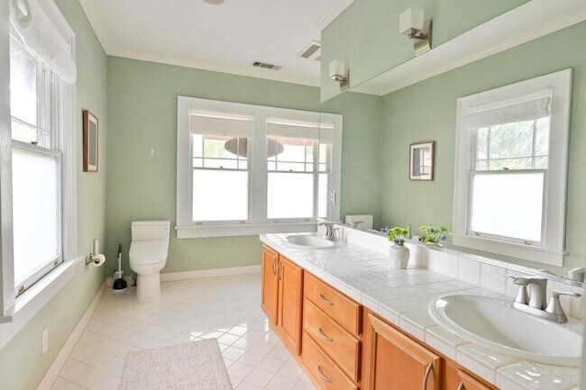 Building Photo - 2076 Ridgedale Rd NE