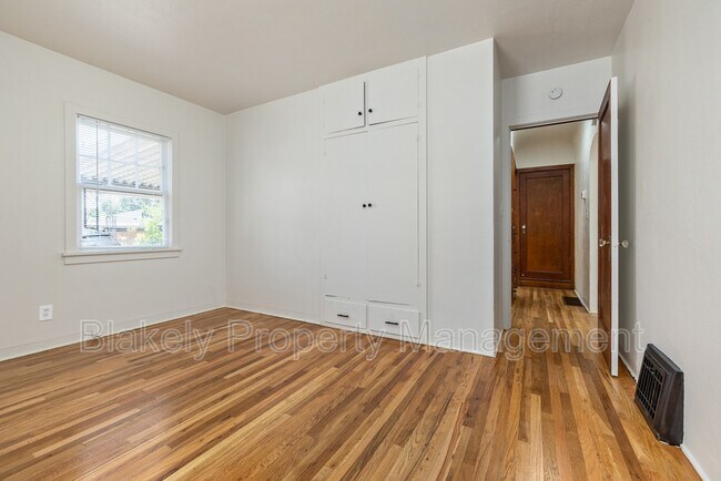 Building Photo - 1020 15th Ave S