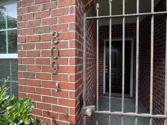 Building Photo - 2 Bedroom, 2.5 Bathrooms Townhome in the Heart of Savannah's Southside