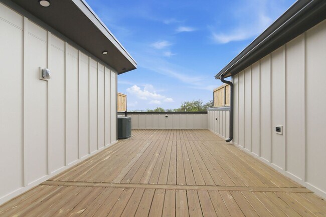 Building Photo - Brand New Build Townhouse in Charlotte Park