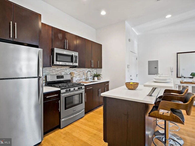 Building Photo - 655 N 16th St