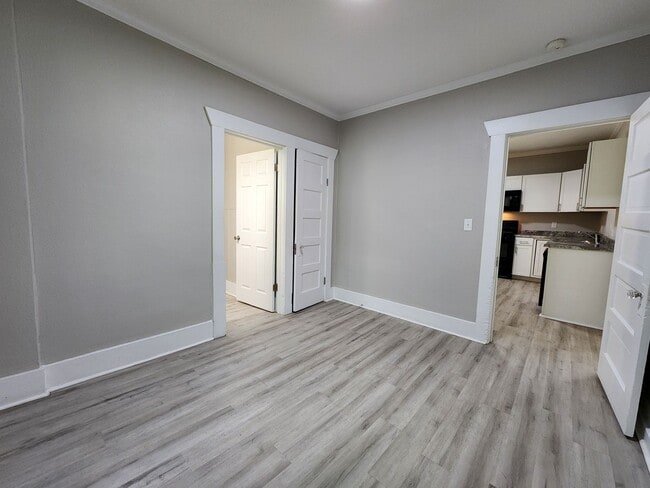 Building Photo - Spacious 3-Bedroom, 1-Bathroom Home AVAILA...