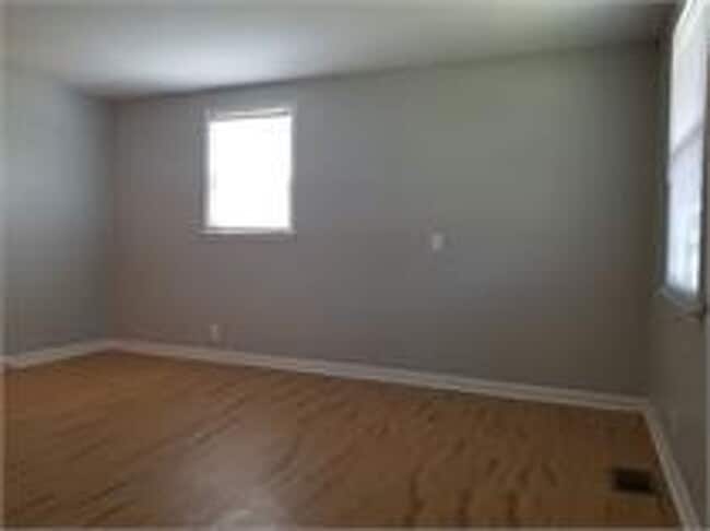 Building Photo - 2 bd 1 ba duplex in a Great Location