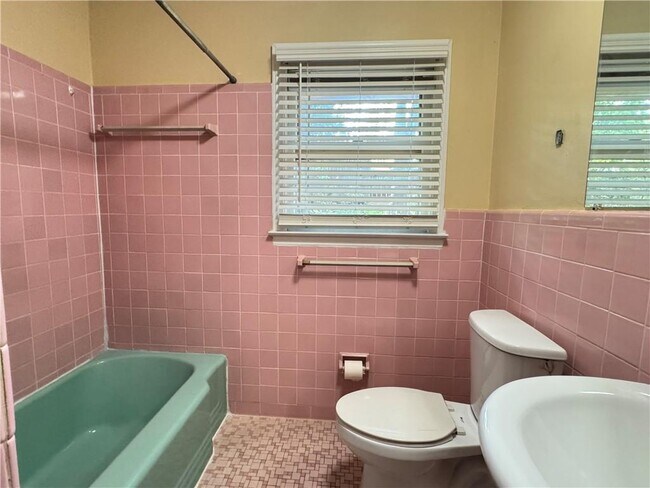 Building Photo - 222 Pineview Dr