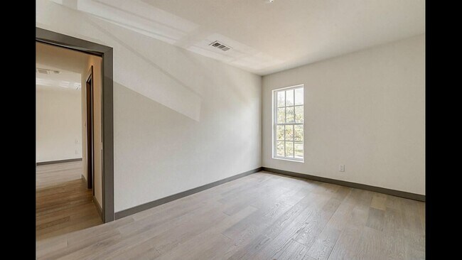 Building Photo - 1410 Hyde Park Blvd