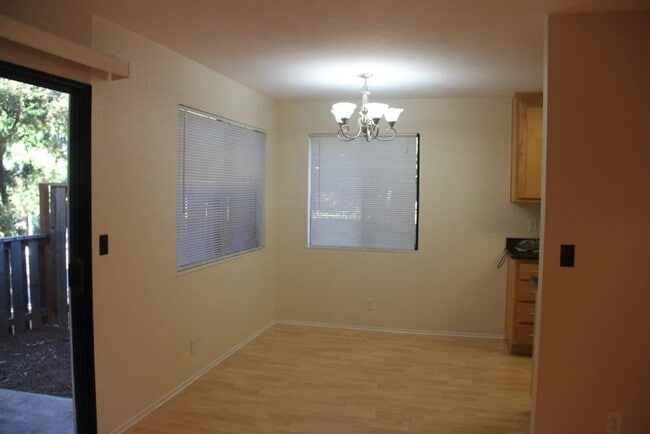 Building Photo - Ground Floor 1 bedroom 1 bath Condo in Benicia Highlands