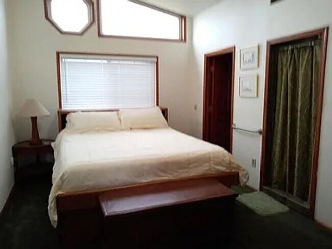 Building Photo - Furnished MID-TERM ~ Unique Ocean Front House