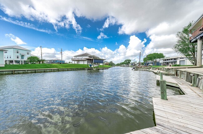 Building Photo - 302 Palm Dr