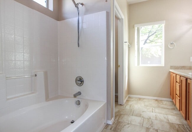 Building Photo - Quailwood Move In Special