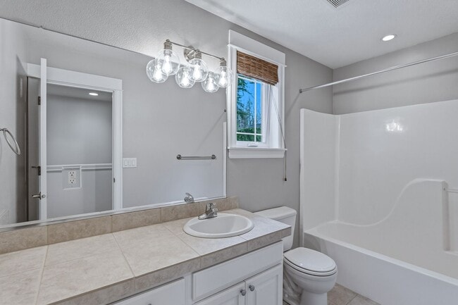 Building Photo - Beautiful 3 Bedroom/2.5 Lake Oswego