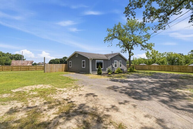 Building Photo - Charming Updated Home with Expansive Yard in Joelton!