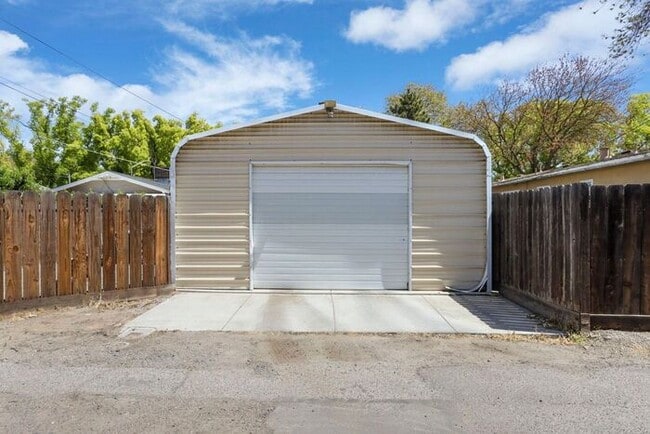 Building Photo - Adorable 2 Bedroom 1 Bath Cozy Modesto Home