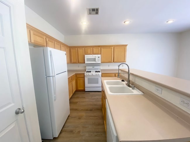 Building Photo - 634 Pacific Cascades Dr