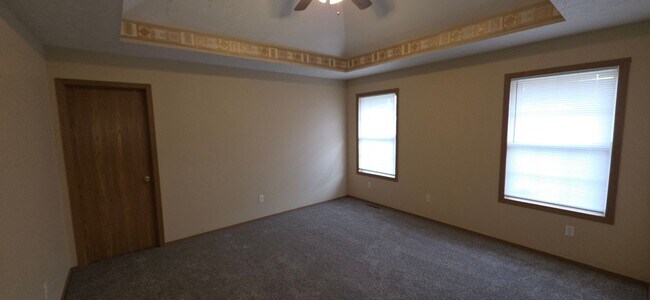Building Photo - Beautiful 3 Bedroom 2 Bath in Battlefield for $1,495!