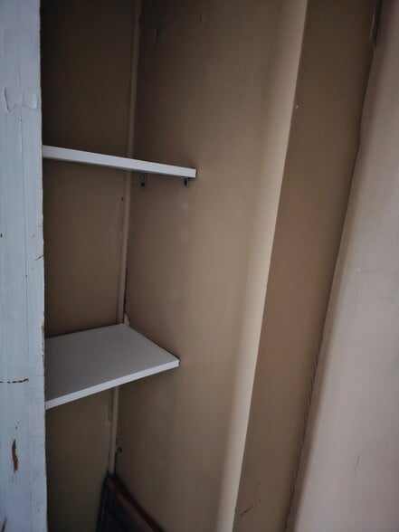 Building Photo - 512 Cemetery St