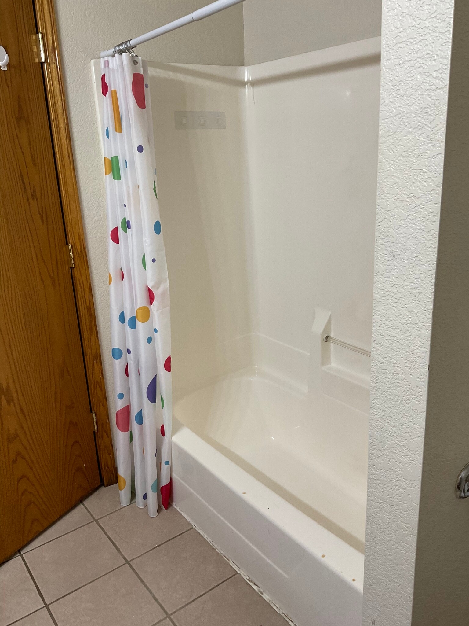 Shower/tub - 305 Church St