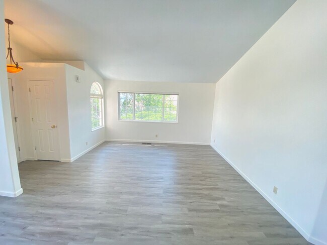Building Photo - 6739 S Drexel Dr