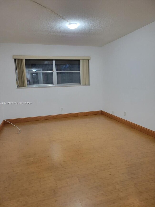 Building Photo - 950 Hillcrest Dr