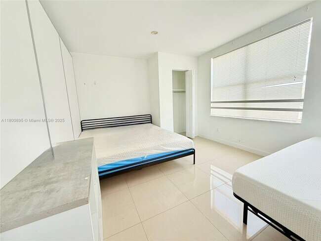 Building Photo - 924 Marseille Dr