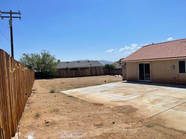 Building Photo - Bright Single-Story 4BR in Apple Valley — ...