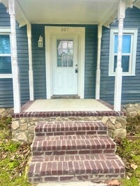 Building Photo - 307 Winston St