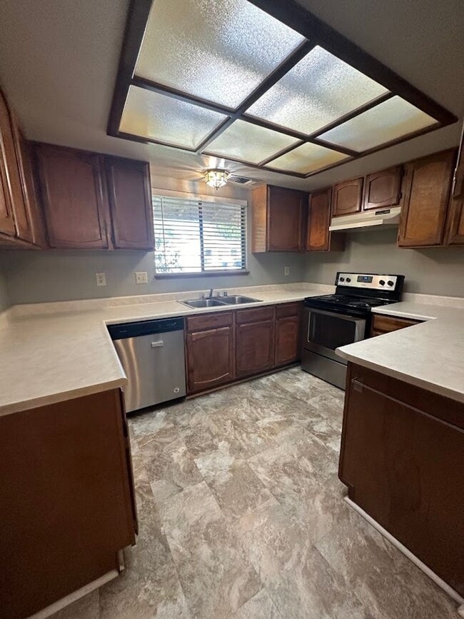 Building Photo - Nice well cared for home in desirable Edge...